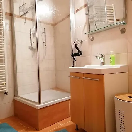 Schoene Wohnung, Zwei Schlafzimmer, Zentrumsnah, Erdgeschoss In * جرايفسفالد