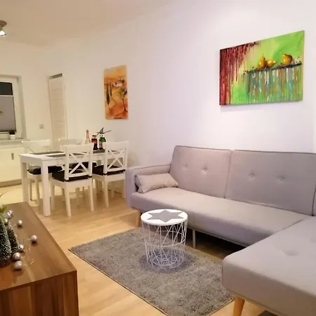 Apartment Schoene Wohnung, Zwei Schlafzimmer, Zentrumsnah, Erdgeschoss In