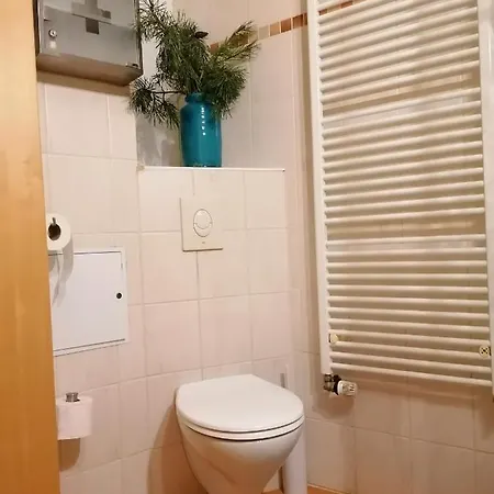 Schoene Wohnung, Zwei Schlafzimmer, Zentrumsnah, Erdgeschoss In شقة *